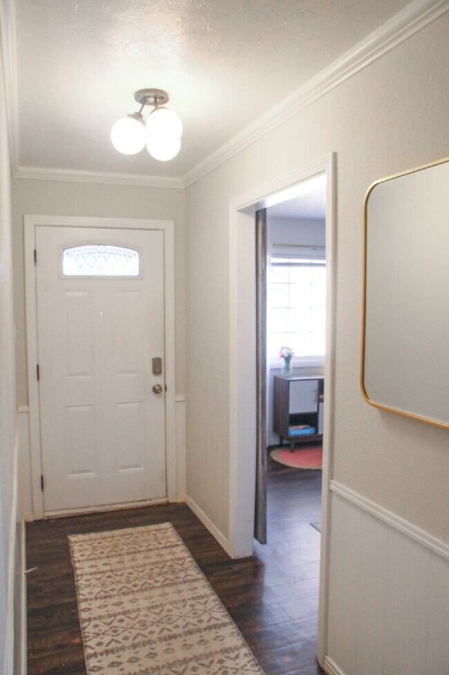 Building Photo - Spacious Updated Home!