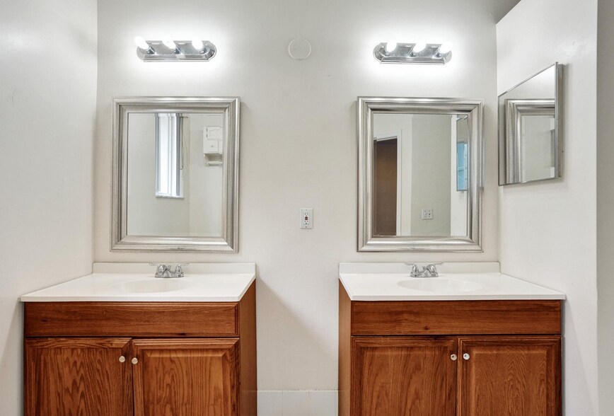 Building Photo - 3717 Pebblebrook Manor