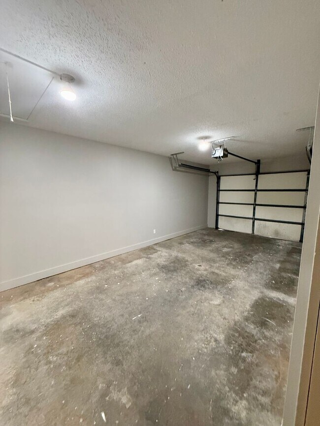 Building Photo - 714-716 Republic Dr