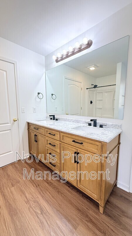 Building Photo - 3395 Woodlake Ln