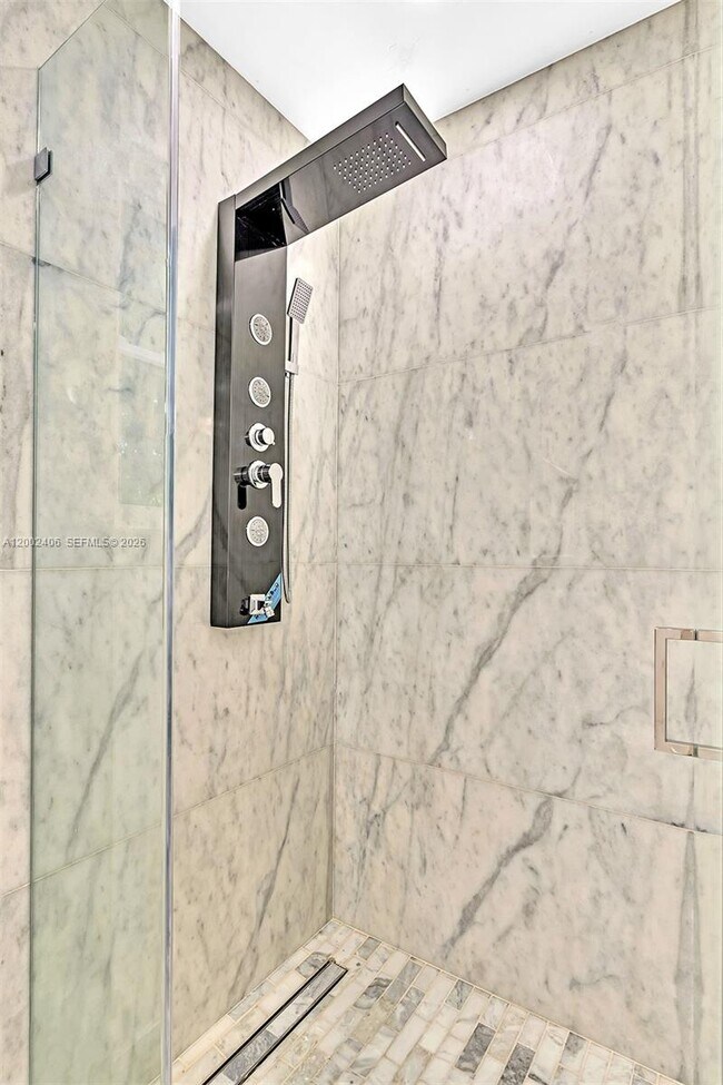 Building Photo - 1002 10th St