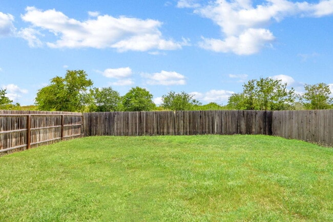 Building Photo - "Spacious 5-Bedroom Sanctuary with 2.5 Bat...