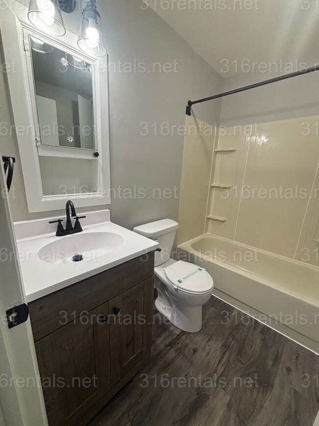 Building Photo - One bed one bath available now!