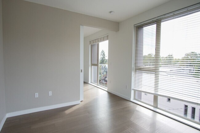Building Photo - Fabulous Top Floor Sellwood 1-Bedroom with Condo-Grade Finishes!