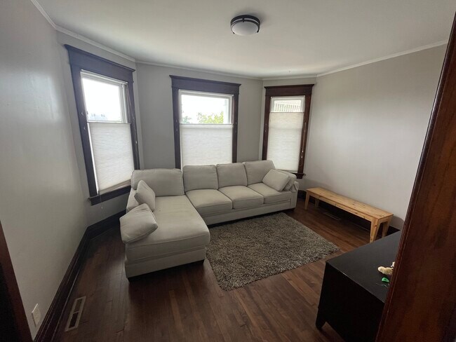 living room with sofa - 432 E Reservoir Ave