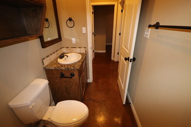 Building Photo - 4  Bedroom Single Famly Home -  Available ...