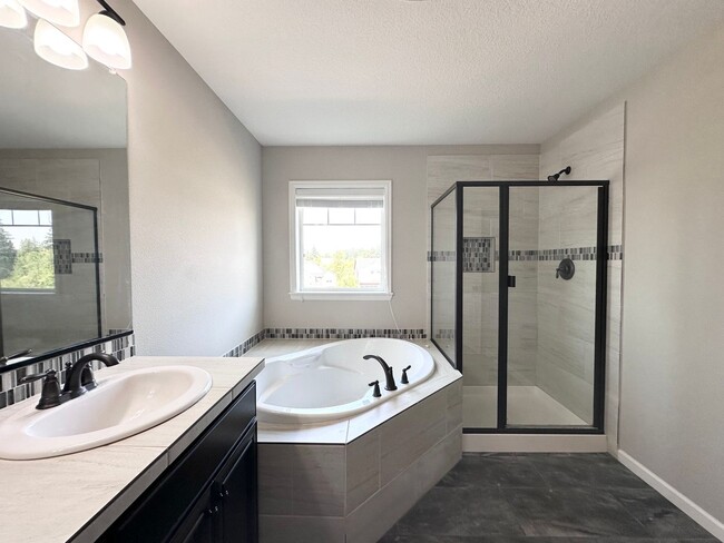 Building Photo - Stunning Modern 5 Bed 3 Bath Home in North...