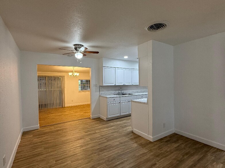 Building Photo - 219 Serna Park