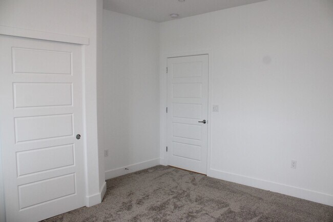 Building Photo - 8041 Roundhouse Lp