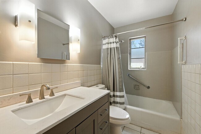 Building Photo - 3 Bedroom / 2 Bathroom Home With Large Bac...
