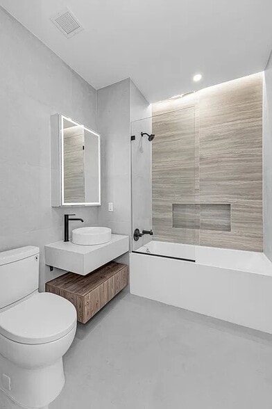 Building Photo - 313 E 17th St