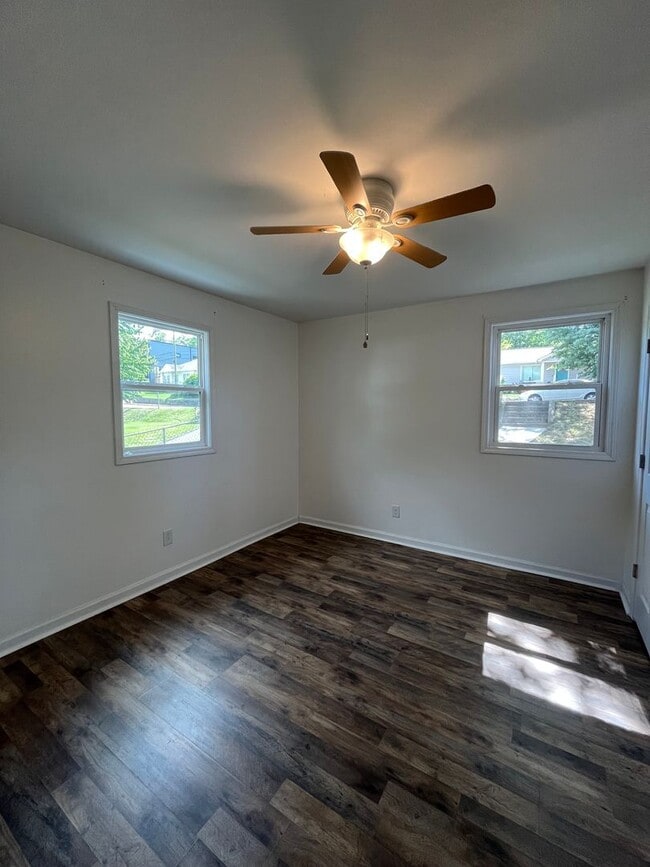 Building Photo - 2BR/1BA Renovated Triplex Unit – Prime Loc...