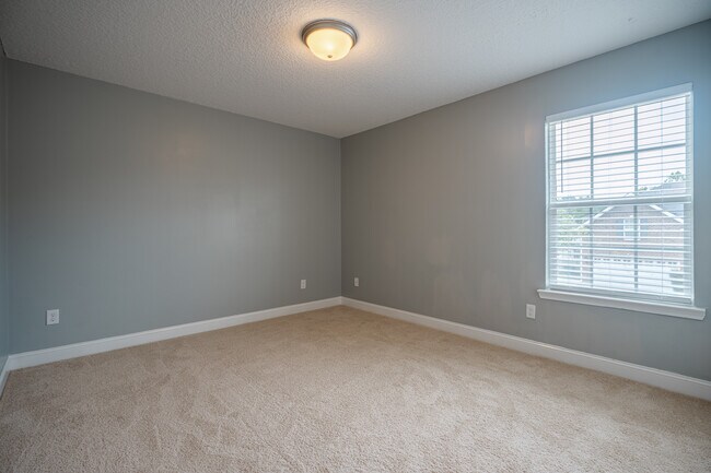 Building Photo - 717 Highgrove Ct