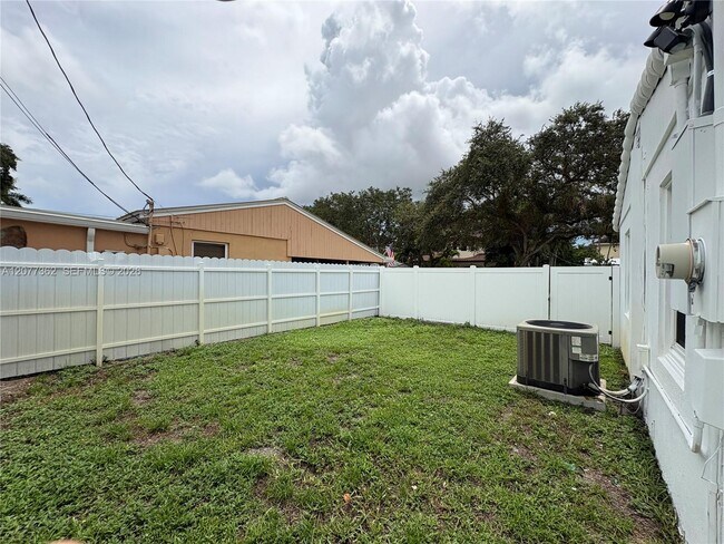 Building Photo - 937 SW 18th Ct