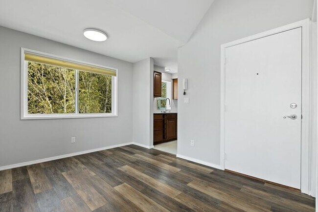 Building Photo - Beautifully Remodeled Top Floor Alki Condo with Views!