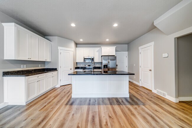 Building Photo - 4415 W Glendon Dr