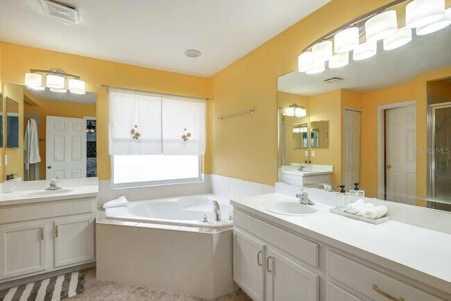 Building Photo - 739 Delancey Dr