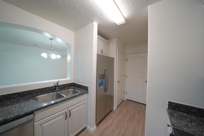 Building Photo - Remodeled 3 Bed / 2.5 Bath Townhome in Great Location