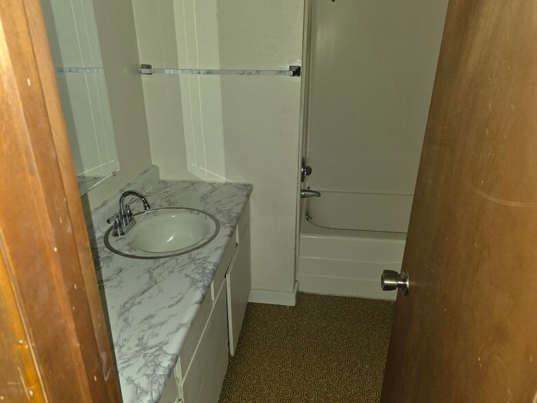 Building Photo - 352 Catron St N