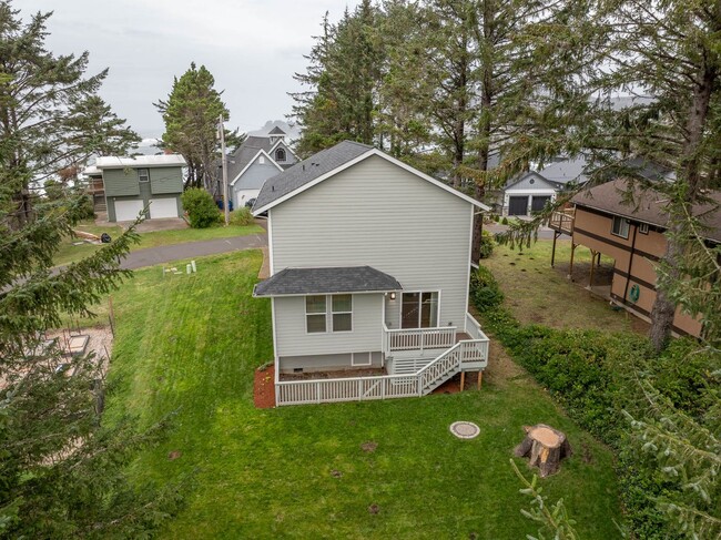 Building Photo - Beautiful Home in Depoe Bay!