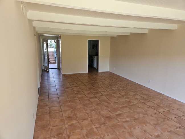 Building Photo - Great 2 Bedroom 2 Bathroom On The Golf Cou...