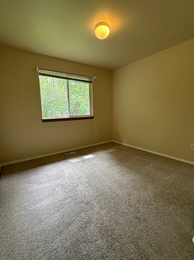 Building Photo - Granite Falls Rambler