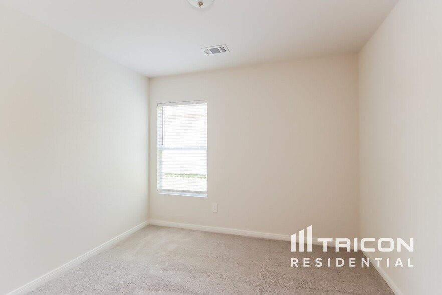 Building Photo - 15811 Del Norte Dr