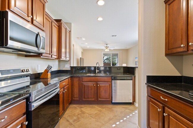 Building Photo - Stunning 2 bed 2 bath within walking distance to community center!