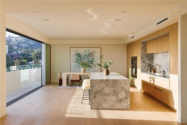 Building Photo - 838 N Doheny Dr