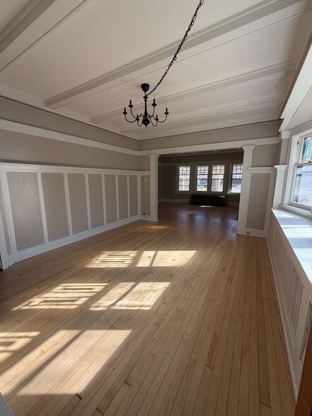 Building Photo - 2000 E Newberry Blvd