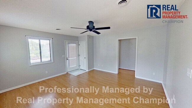 Building Photo - 2 BD/2 BA Upper Unit Condo with Spacious a...