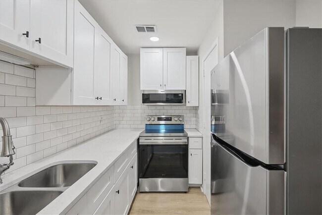 Building Photo - 2430 Coosawattee Dr NE