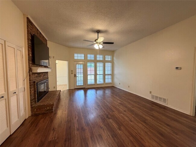 Building Photo - 1426 Mapleview Dr