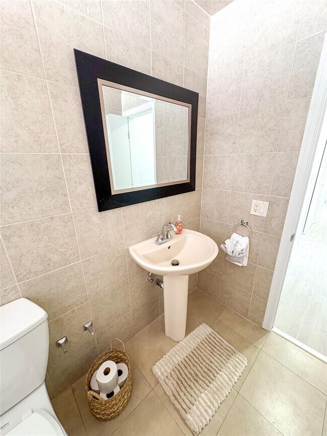 Building Photo - 4541 N Ocean Dr