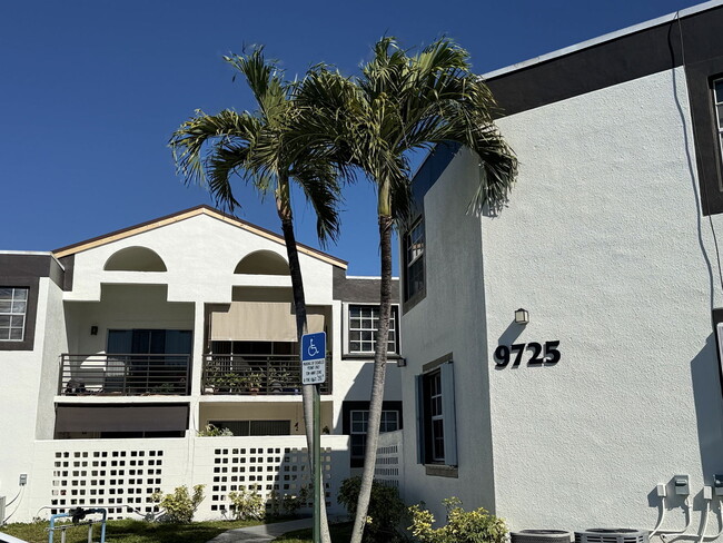 Building Photo - 9725 Fontainebleau Blvd