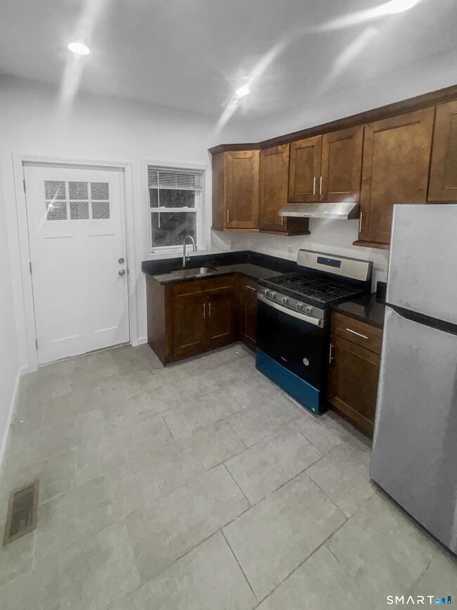 Building Photo - 1042 Iranistan Ave