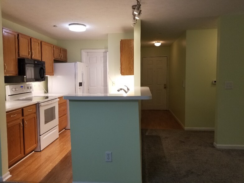 Building Photo - 400 Lakeview Dr