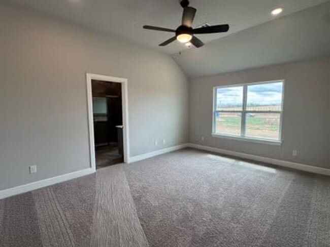 Building Photo - Stylish New Home!