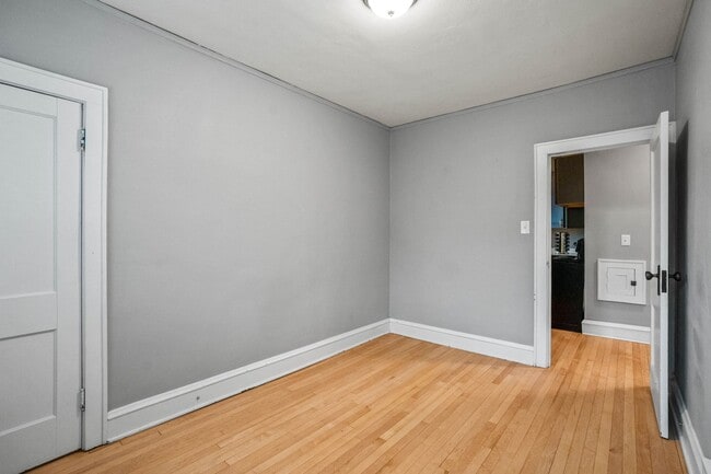 Building Photo - Rare quality UWM Flat , Walk to Campus!