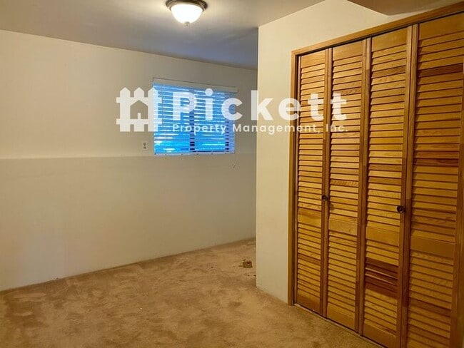 Building Photo - Lovely 3 Bed Island Lake Tri-level