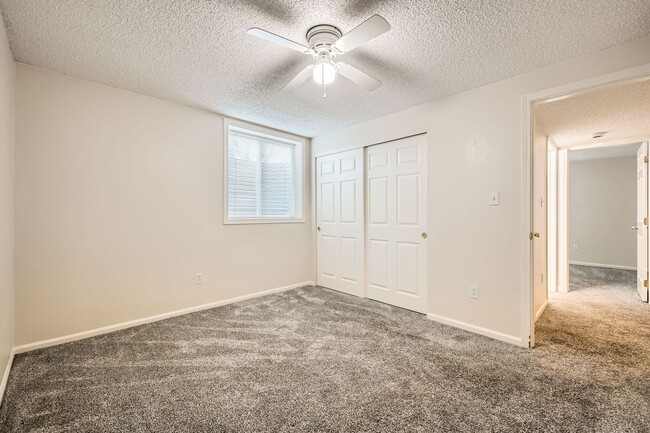 Building Photo - 2 Bedroom, 1 1/2 Half Bath, End Unit Townhome!