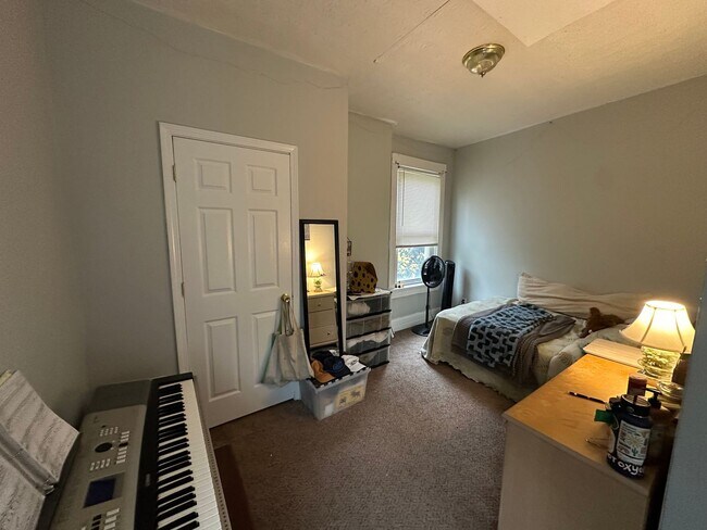 Building Photo - 5 Bedroom House Available Next to UC Campus