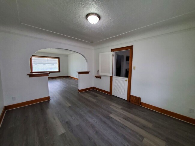 Building Photo - FOR RENT- Large Home with Fenced in Yard n...