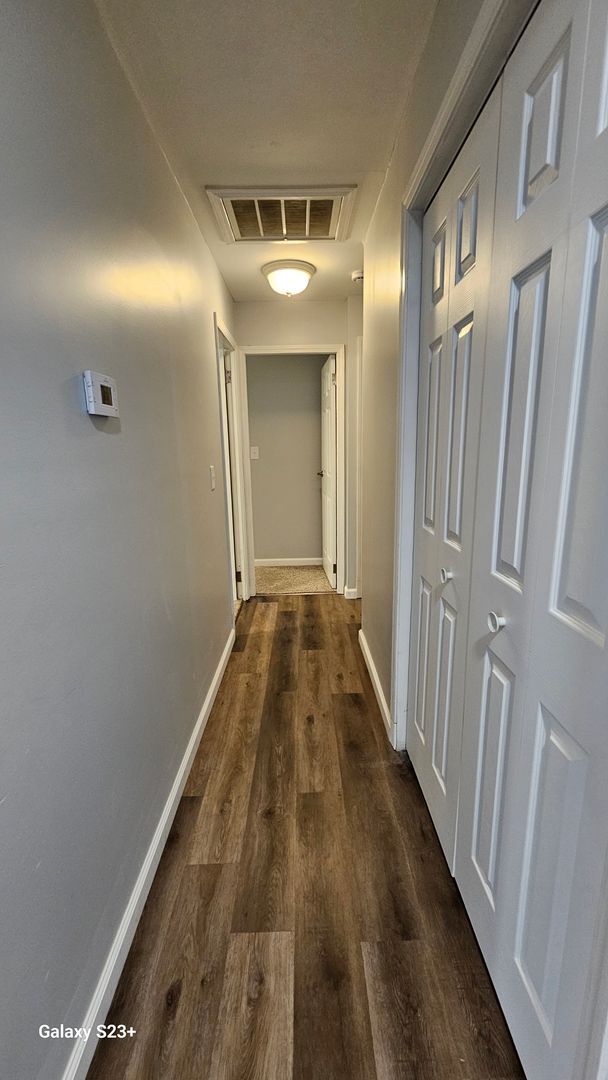 Building Photo - 3 bedroom with fenced yard