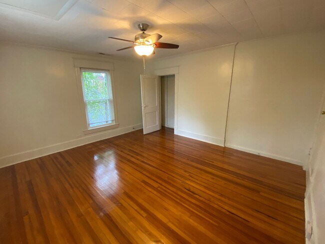 Building Photo - Adorable Upstairs Duplex / Central AC / W&D / Near Duke East