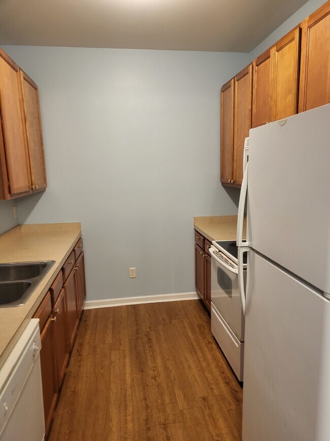 Building Photo - "Charming 2-Bedroom Townhouse on Skillmast...
