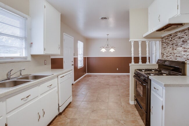 Building Photo - Fantastic home at a fantastic price!