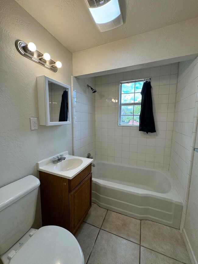 Building Photo - 2 bed with 1 bath home for rent in Norman....