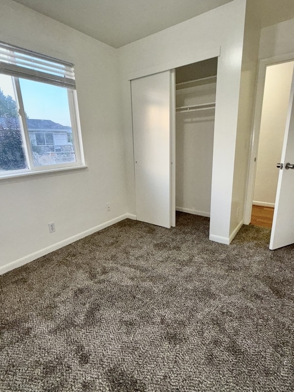 Building Photo - 966 Glendale St W