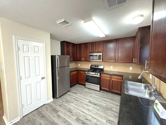 Building Photo - 4030 Falvel Shadow Creek Dr